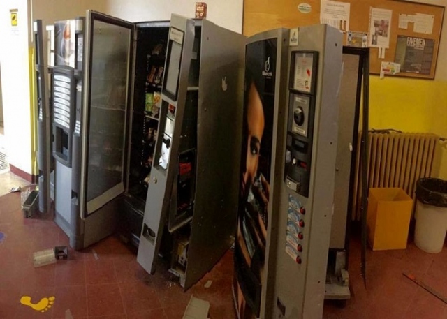 Siracusa, furto all'Einaudi: arrestati in due con le monete dei distributori