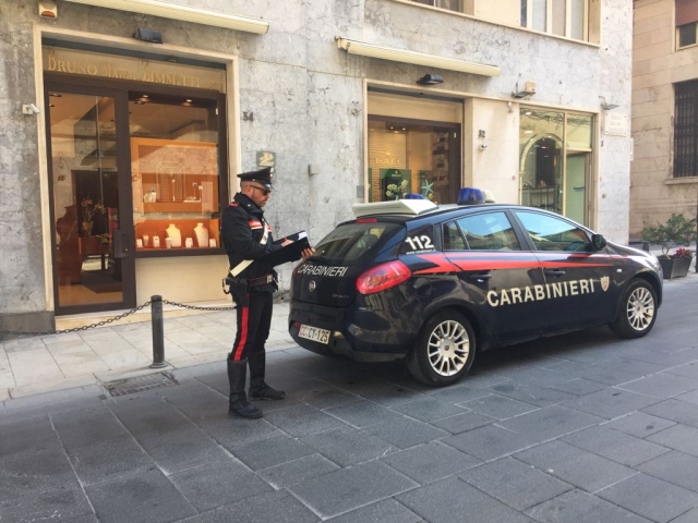 Siracusa, ruba Rolex gigante in ottone in gioielleria: denunciato a piede libero