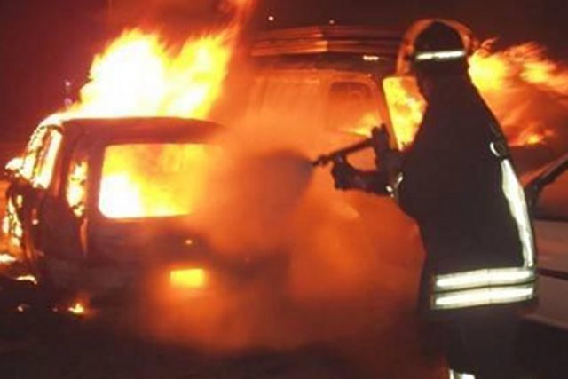 Siracusa, nella notte a fuoco una moto e un'auto