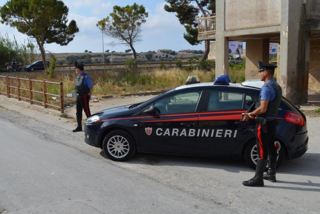 Lentini, una ruota sulla carreggiata di notte: auto danneggiate e traffico in tilt