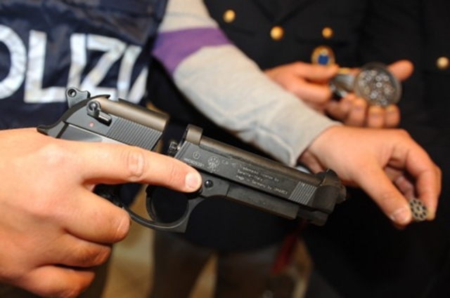 Augusta, detenzione e trasporto abusivo di armi: sequestrata pistola e denunciato 66enne