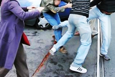 Noto, pedinano un giovane per il cellulare: 16enne danneggia auto