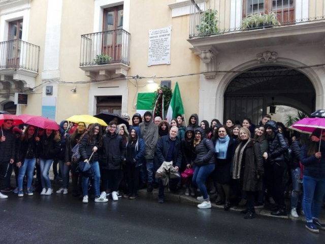 Rosolini, studenti rendono omaggio a Vincenzo Serrentino