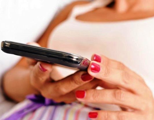 Lentini, si scambiano foto hot sui social: lei lo ricatta. Soldi o diffusioni immagini