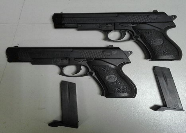 Siracusa, armato di pistole minaccia i passanti