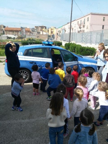 Siracusa, la Polizia visita asilo nido: è grande festa per i piccoli