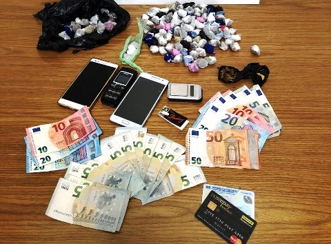 Noto, spaccio di droga, e commercializzazione di monete falsificate: arrestate due persone