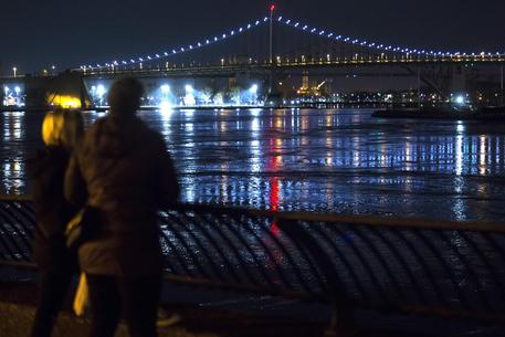 Cade un elicottero a New York, muoiono 5 turisti