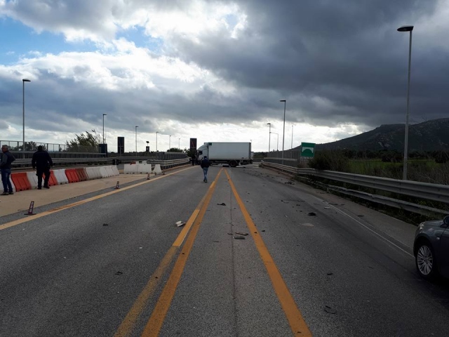 Siracusa, incidente autonomo alle barriere di Cassibile: autocarro finisce di traverso