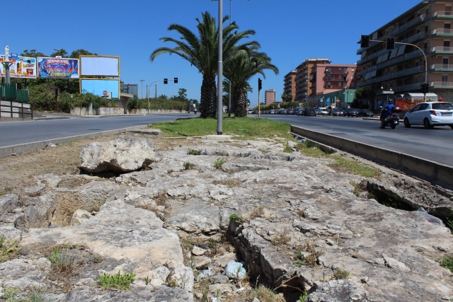 Siracusa, tombe greche minacciate da spazzatura