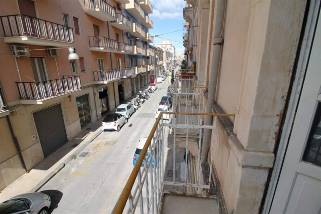 Siracusa, minimarket ritrovo per pregiudicati: la Polizia chiude l'esercizio commerciale