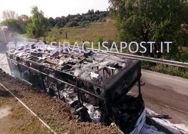 Siracusa, autobus ridotto in cenere in via Elorina. sul posto i Vigili del Fuoco