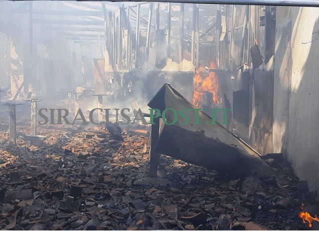 Siracusa, uno scoppio, le urla, e poi subito le fiamme: violento incendio riduce in cenere una pizzeria. VIDEO E FOTO