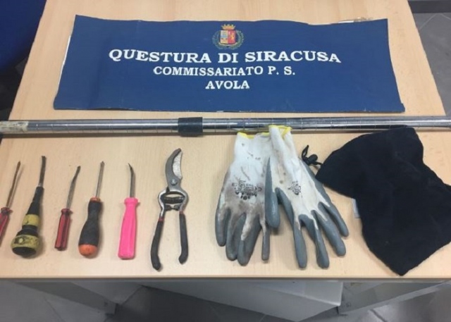 Avola, furto in esercizio commerciale: due arresti