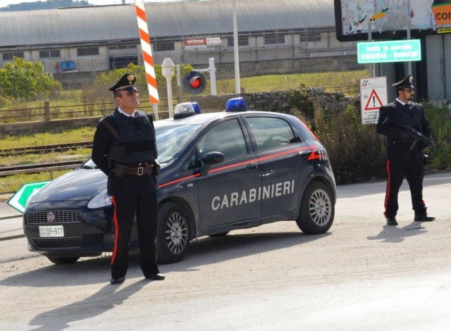 Pachino, non si fermano all'Alt: parte inseguimento dei Carabinieri, arrestati fratelli