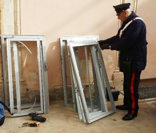 Siracusa, furto di infissi in alluminio in zona Lido Sacramento