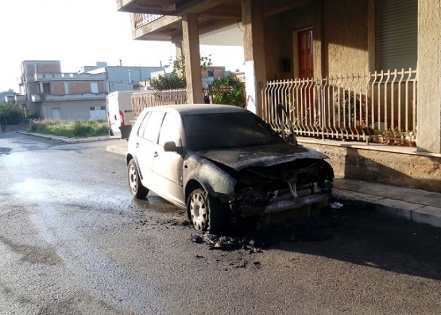 Rosolini, a fuoco l'auto del vice comandante VV.UU.