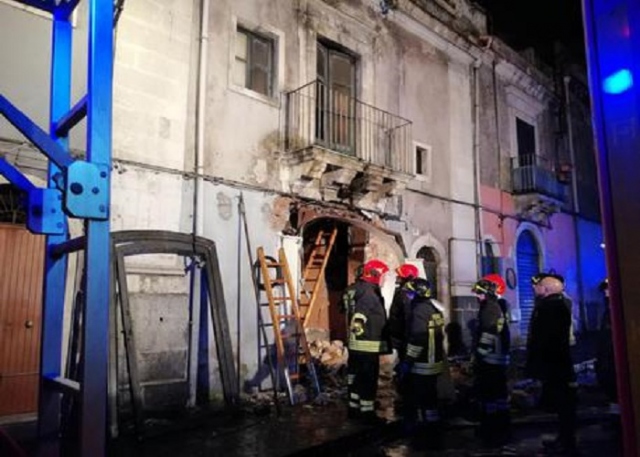 Catania, esplosione per fuga di gas: 3 morti, 2 sono vigili del fuoco