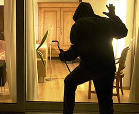 Noto, furto in abitazione: la Polizia risale all'identità dei presunti ladri