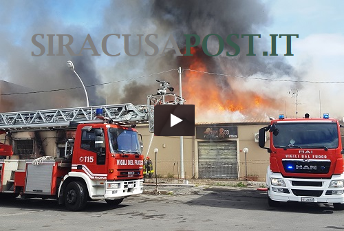 Siracusa, a fuoco una pizzeria in via Elorina