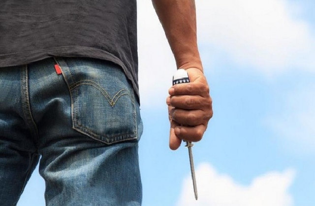 Siracusa, minaccia madre con cacciaviti per soldi