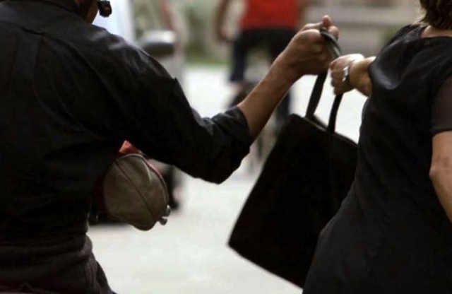 Augusta, due scippi a distanza di pochi minuti: vittime due donne