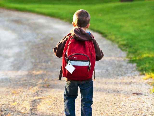 Siracusa, bambino di 10 anni non vuole andare a scuola e si scaglia con violenza contro i genitori