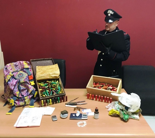 Avola, trovato in possesso di droga, armi e munizione: ai domiciliari