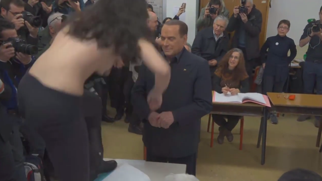 Milano, attivista Femen contesta Berlusconi dopo il voto