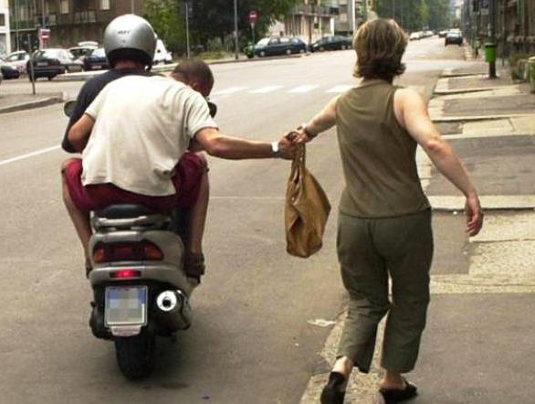 Augusta, scippava vecchiette per acquistare droga: arrestato 39enne