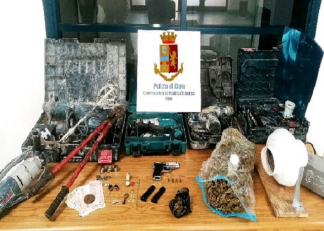 Noto, armi, denaro, gioielli e droga in un sottoscala