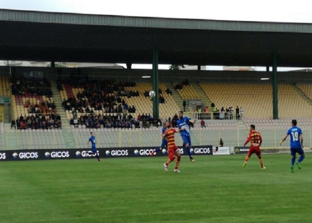 Il Siracusa torna con una sconfitta da Catanzaro, 1-0 il finale