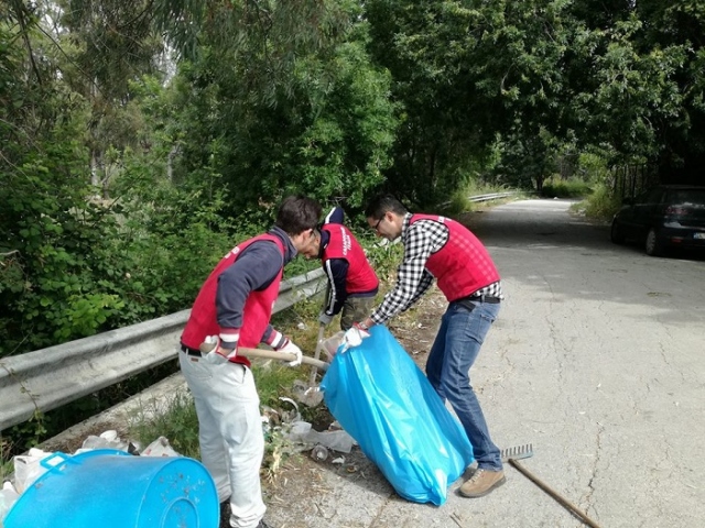 Siracusa, ripulita da volontari l'area adiacente il fiume Ciane