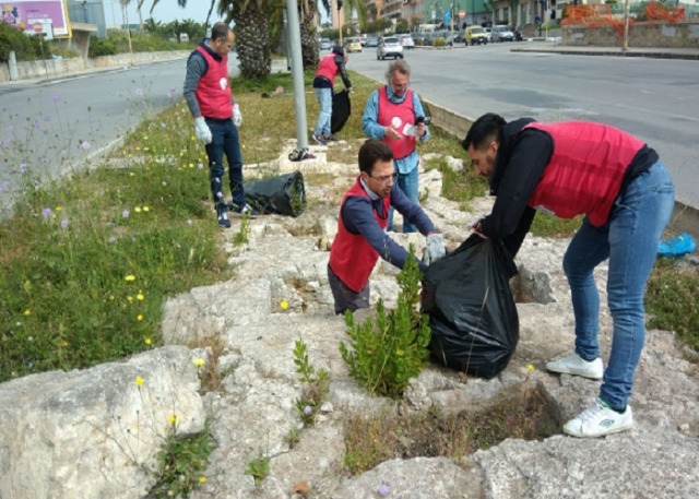 Siracusa, CasaPound ripulisce le tombe greche