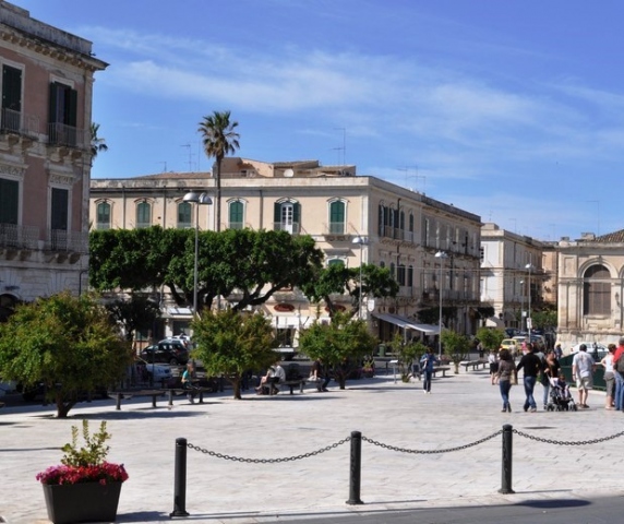 Siracusa, Grienti lancia l'allarme: "Spazzatura e sosta selvaggia in Largo XXV Luglio"