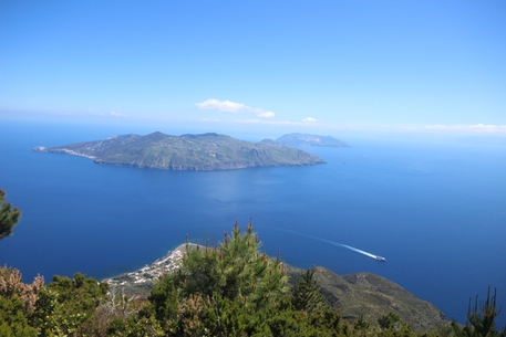 Eolie, il vento forte non ferma i turisti