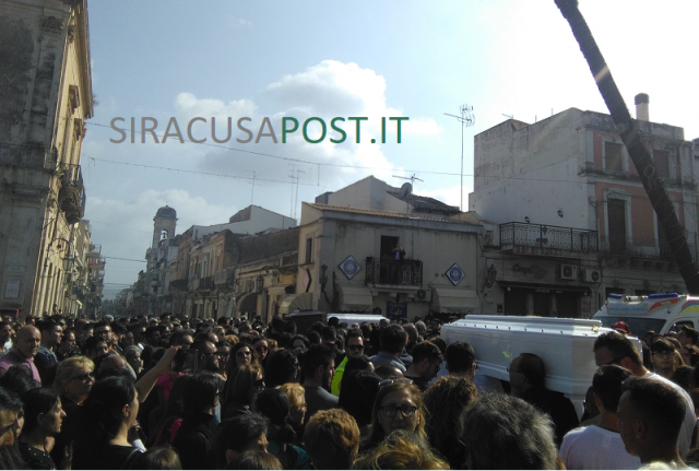 Floridia, celebrati i funerali di Giuseppe, Chiara e Giovanni: tre giovani vite spezzate sull'asfalto. FOTO E VIDEO