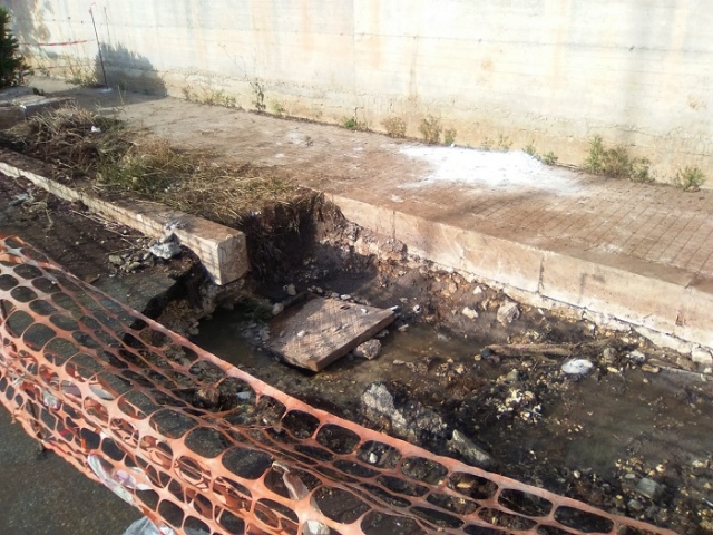 Siracusa, guasto fognario in via Maeli: fuoriuscita liquami da un tombino