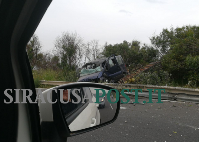 Incidente sulla Siracusa-Catania, un ferito grave in elisoccorso a Catania