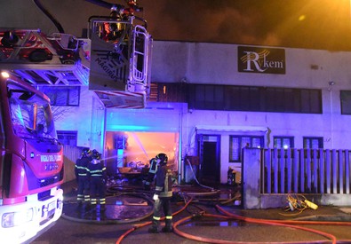 Nel Milanese, rogo in un capannone: pompiere muore per crollo del tetto