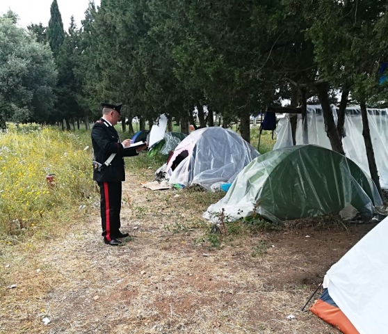 Siracusa, tende e baracche abusive come casa per i braccianti agricoli extracomunitari