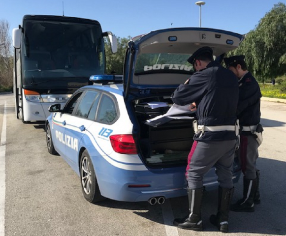 Siracusa, verifiche su autobus impiagati per gite scolastiche: 81 mezzi controllati con 22 infrazioni rilevate