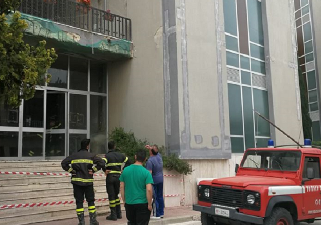 Siracusa, il cimitero cade a pezzi: intervento dei Vigili del fuoco per il crollo di grossi calcinacci