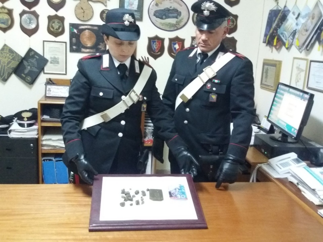 Siracusa, trovato 23enne in possesso di hashish: ai domiciliari