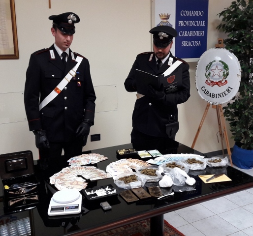 Siracusa, droga al Bronx, stroncata piazza di spaccio del valore di oltre 24mila euro: tre arresti e una denuncia