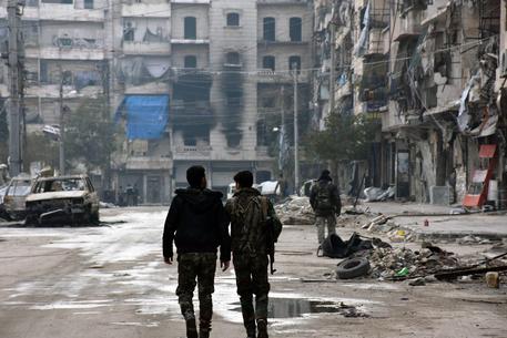 Siria, missili su basi militari: almeno 40 morti