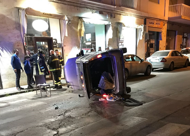 Siracusa, incidente via Tevere: l'auto finita su un fianco tamponata da altro mezzo