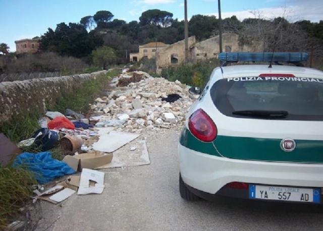 Siracusa, rifiuti speciali abbandonati lungo la Sp 74: multa di 600 euro