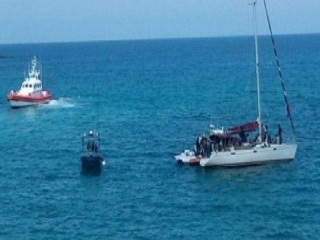 Portopalo, viaggio di "lusso" in barca a vela per 55 pachistani: ieri lo sbarco