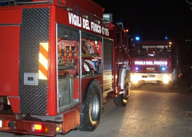 Siracusa, auto in fiamme in via Agostino Scilla